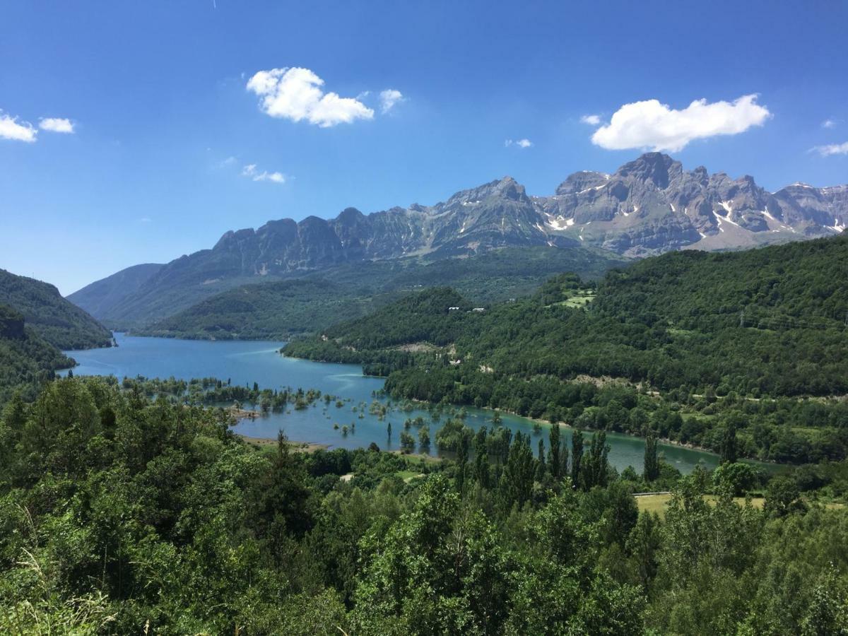 Edif. La Corona El Pueyo de Jaca Exteriör bild