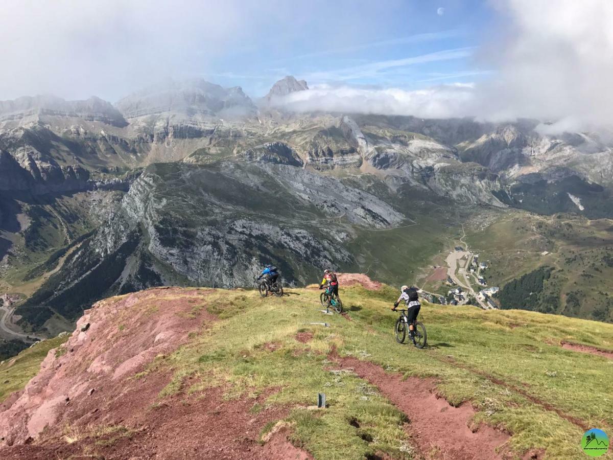 Edif. La Corona El Pueyo de Jaca Exteriör bild
